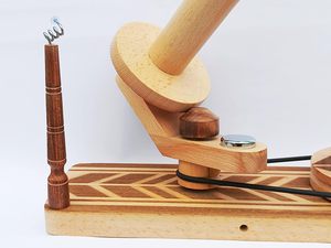 Enrouleur de boule de fil en bois fabriqué à la main pour tricoter le crochet-naturel actionné à la main-enrouleur de boule de traction de cadeaux de tricoteuse - Product Image 2