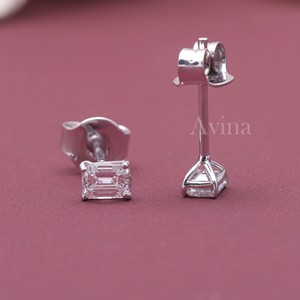 Boucles d'oreilles solitaires en or 18 carats avec diamant de laboratoire certifié IGI taille émeraude - Product Image 4