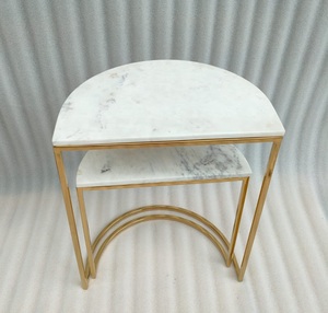 Ensemble de deux tables d'appoint en acier inoxydable avec structure en marbre blanc naturel et revêtement PVD pour salle à manger application régulière - Product Image 4