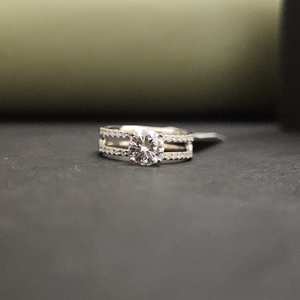 Nouvelle bague de fiançailles élégante à double bande en moissanite taille brillant 1,8 carat, en argent sterling 925, certifiée IGI, sertie pavé, tendance - Product Image 5