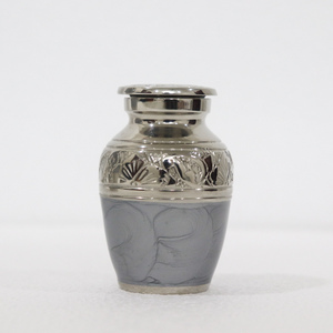 Urne en cendres en laiton de meilleure qualité avec ailes d'ange fabriquées à la main Urne funéraire en métal gravée sur mesure avec revêtement en émail pour cendres humaines - Product Image 5