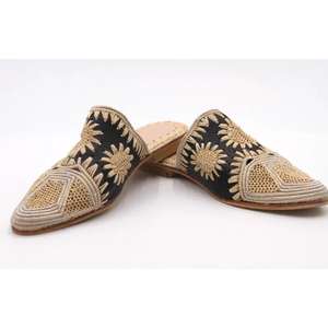 Vente en gros de pantoufles et sandales marocaines en raphia faites à la main, chaussures tissées écologiques pour femmes et hommes, fournisseur direct de commandes en gros - Product Image 1