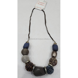 Nuevos accesorios de moda collar de resina de lujo hecho a mano para uso de compromiso resina personalizado último encanto de fiesta - Product Image 1