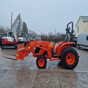 Chargeur frontal KUBOTA conçu pour les levages lourds avec une excellente stabilité Achetez des équipements de qualité supérieure aujourd'hui, fiables, en gros - Product Image 1