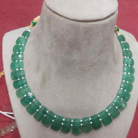 Collier de perles fantaisie en pierre précieuse d'aventurine naturelle à facettes unilatérales et pépite un accessoire unique et élégant