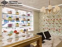 Aménagement intérieur de boulangerie, mobilier sur mesure, présentoir à étages, comptoir de café, comptoir à bonbons et gâteaux, décoration de magasin commercial