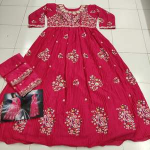 Srtlish Designer Chinon lourd avec paillettes broderie costume femme fabricant de mode de l'Inde au taux le plus bas - Product Image 5