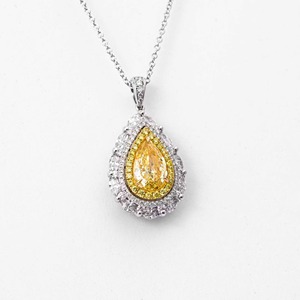 Collar con Colgante de Moissanita Amarilla de Corte Pera de 1.00ct con Triple Halo, Oro Blanco de 18K, Certificado IGI, Joyería Fina Premium, Regalo - Product Image 3