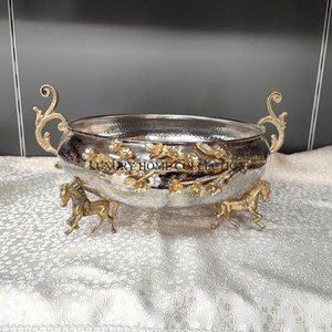 Bols de service en métal de luxe avec des détails anciens et des finitions de qualité supérieure parfaits pour les dîners sur le thème vintage. - Product Image 3