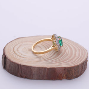 Anillo con Halo de Esmeralda Verde Redonda de 1.49 Quilates y Diamantes Redondos de 0.49 Quilates en Oro Amarillo, Blanco y Rosa de 9K |   Joyería Fina para Compromiso - Product Image 5