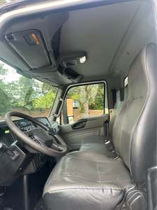 Camionnette fourgonnette MV International 4300 de 26 pieds avec hayon élévateur, faible kilométrage, modèle 2020 - Product Image 6