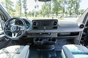 Mercedes-Benz Sprinter 3500XD Xalta 2020 d'occasion en excellent état, 19 400 milles, conversion en camping-car de luxe, cuisine complète, moteur turbodiesel - Product Image 4