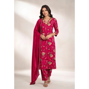 Ensemble 3 pièces de luxe pour femme en satin de soie 100% rose imprimé et brodé, comprenant Kurta, pantalon et dupatta, à séchage rapide - Product Image 1