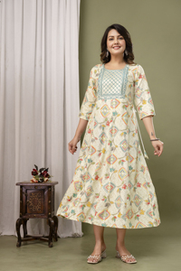 Elegante y atemporal kurti Anarkali con motivos geométricos y florales multicolores que celebran la artesanía tradicional. - Product Image 5