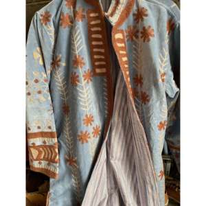 Chaqueta de Invierno para Mujer, Talla Única, Azul Francés/Gris Piedra, Estilo Chinoiserie, Acolchada, de Terciopelo, Bordada, con Cuello Mandarín y Dos Bolsillos - Product Image 1