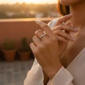 Bague en argent 925 torsadée, design minimaliste, unisexe, à porter au quotidien, alliance de mariage - Product Image 3