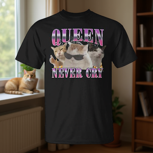 T-shirt con meme della regina gatta per gli amanti dei gatti: Gatti schizzi che non piangono mai - Abbigliamento promozionale per gli amanti dei gatti - Product Image 3
