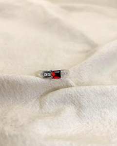 Anillo de compromiso de CZ rojo de corte princesa de 7mm con piedras laterales, banda de plata para mujer, aniversario de boda, proveedor de joyería de promesa - Product Image 3