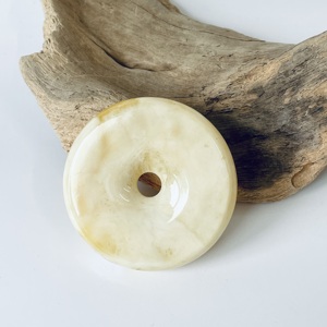 Pendentif unique en ambre blanc laiteux de la Baltique, collier en ambre naturel en forme de cercle ; Pendentif unique en ambre blanc laiteux de la Baltique - Product Image 3
