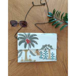 Pochette bandoulière artisanale en crème style bohème à imprimés animaliers, sac portable tendance avec doublure en coton et broderie décorative à bouton - Product Image 2