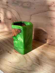 Porte-stylo artisanal en résine et bois écologique de luxe avec forme personnalisée et motif MODEL Art & Décoration de collection - Product Image 4