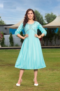 La última y elegante colección de Rayon Kurtis para mujer con bordado pesado Alia Cut para mujer - Product Image 5