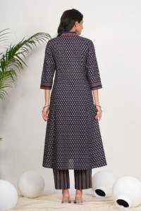 Vêtement pour femmes en gros, kurta droit en coton à imprimé floral avec pantalon et dupatta, longueur mollet, col en V, manches trois quarts, tenue marine - Product Image 4