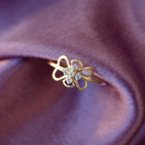 แหวนเพชรธรรมชาติที่ผ่านการรับรองจาก IGI ดีไซน์รูปทรงดอกไม้น้ำหนักเบาเรียบง่ายไร้กาลเวลาประกายของแท้ทำด้วยมือ - Product Image 1