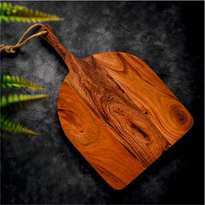 Petite planche à découper ronde en bois avec trou d'accrochage aspect naturel - Product Image 4