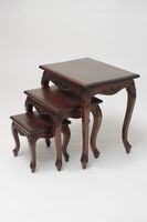 Ensemble table gigogne moderne en bois dur disponible en chêne noyer ou acajou pour des thèmes de décoration intérieure personnalisés