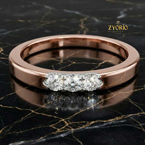 Anillo de compromiso para mujer con tres diamantes de corte redondo en oro de 14K. - Product Image 4