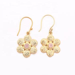 Pendientes de piedras preciosas de Calcedonia Rosa chapados en oro hechos a mano diseño de flores forma pequeña colgante texturizado estilo gota pendientes - Product Image 1