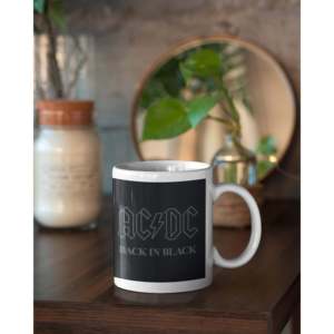 Taza de cerámica de gres con diseño novedoso AC/DC, tapa apta para microondas, ideal para la temporada de otoño, regalos promocionales de jubilación, reverso negro. - Product Image 1