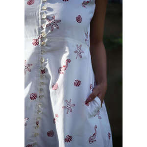 Vestido de Algodón Estampado a Mano con Corte Evase en Color Carmesí para Mujer - Product Image 4