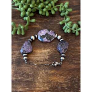 Pulsera de Moda con Charoita y Perlas de Plata de Ley Estilo Navajo, Accesorio Elegante - Product Image 1