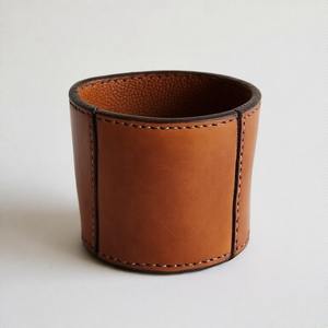 Maceta de cuero en miniatura diseñada para sostener la alegría verde con arte artesanal y atractivo estético natural atemporal - Product Image 3