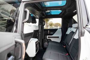 Véhicule d'occasion certifié avec faible kilométrage/km et un état impeccable, blanc, 2022 GMCC - Hurmmerr Véhicule électrique (EV) Pick-up Edition1 AWD - Product Image 4