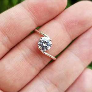 Anillo Solitario Hecho a Mano en Plata de Ley 925 con Seis Puntas y Circonita Cúbica, Regalo Perfecto para Cumpleaños, Aniversario o Dama de Honor - Product Image 4