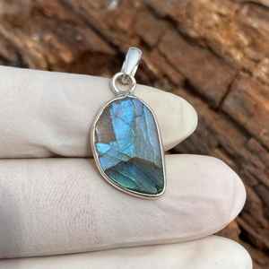 Pendentif en labradorite brute, argent sterling 925, fait main, bijou unique et tendance, cadeau pour femme et homme - Product Image 5