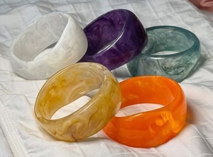 Bracelets larges en résine imperméables et élégants pour femmes, au design contemporain, personnalisables pour les soirées et les occasions spéciales - Product Image 2