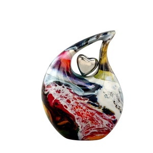 Urna de cremación en forma de lágrima multicolor con mini corazón plateado en urnas de tamaño mediano para humanos para cenizas de adultos con capacidad para hasta 200 libras - Product Image 1