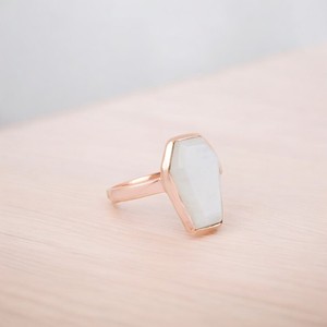 Bague artisanale en argent sterling 925 plaqué or 18 carats pour femme, avec pierre de lune naturelle et sertissage clos, style bohème - Product Image 2