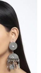 Los pendientes Afgani Jhumka de plata oxidada presentan intrincados detalles florales con Ghungroos Kundan y pequeños espejos que lo hacen grandioso - Product Image 4