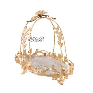 Bandeja de servicio decorativa de latón dorado de lujo con base de cristal, diseño floral adornado, centro de mesa hecho a mano para el hogar clásico - Product Image 1