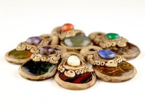 Mélange naturel de pierres précieuses en argile polymère visage concepteur fait à la main pierre précieuse de guérison cristal ethnique pendentif bijoux anciens pendentif pierre - Product Image 2