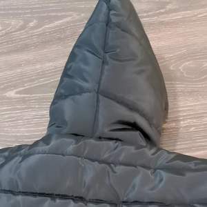 Chaqueta acolchada negra con capucha para hombre, 100% poliéster, ligera, 200 GSM, con cremallera frontal, manga larga, chaqueta informal para hombre - Product Image 5