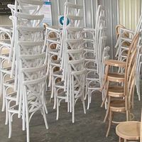 Chaises de restaurant empilables en bois style farmhouse, chaises de salle à manger extérieures, chaises pour événements et banquets, en vente à prix réduits