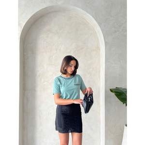 T-shirts pour femmes Topshow avec détail de chaîne ornée de pierres, vente en gros - Product Image 3