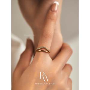 Anello a Doppia Fascia Placcato Oro 18K con Onde e Brillanti Zirconi CZ, Regalo per Lei o per la Mamma - Product Image 2