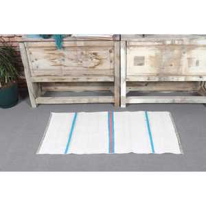 Alfombra Turca Vintage Kilim Pequeña de 1.7x3.2 pies, Alfombra Blanca Sólida de Lana - Product Image 2